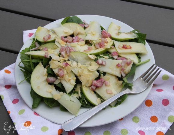 Выкладываем на тарелки шпинат и рукколу, сверху раскладываем все ингредиенты, посыпаем зернами граната (у меня на фото без них) и поливаем заправкой. Приятного аппетита))