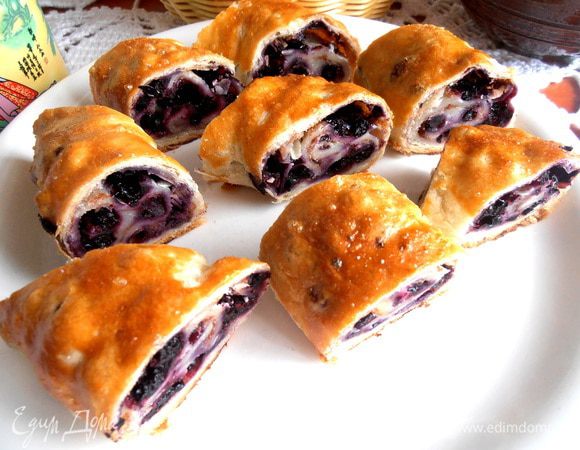 Был уже поздний вечер, поэтому решила сфотографировать уже утром оставшуюся половину штруделя)))