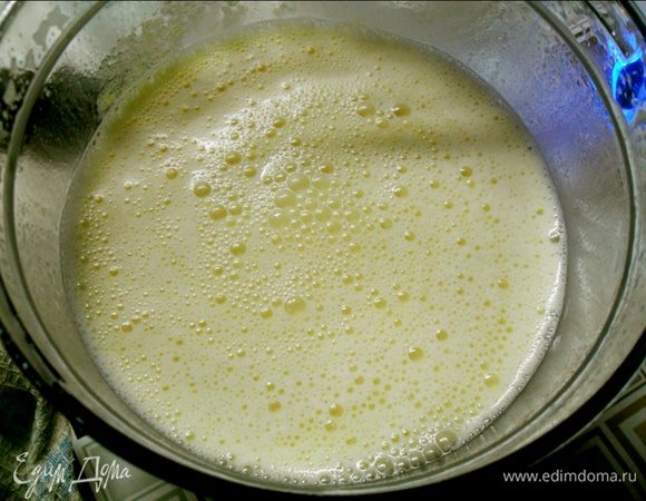 Желтки взбиваем с сахаром, ванильным сахаром/ванилином и водой, Маргарин/масло растопить и слегка остудить до комнатной температуры. И вливаем маргарин к желткам  с сахаром и водой, и хорошо перемешиваем (я все взбивала блендером)