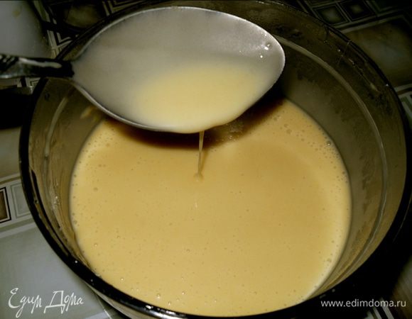 Всыпаем в 3-4 захода муку, и каждый раз хорошо перемешиваем (это я тоже мешала в блендере) Тесто получится как блинное.