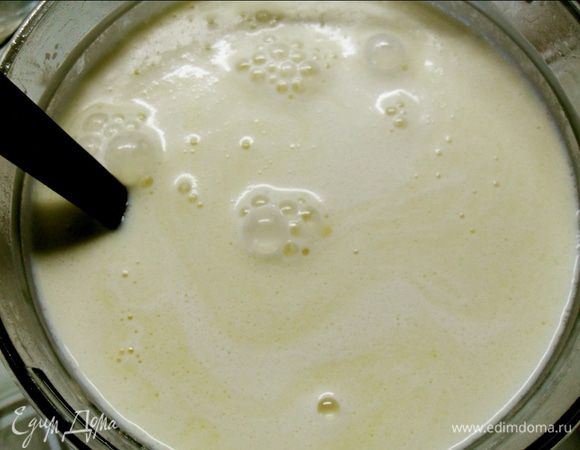 Нагреваем молоко. выливаем в основное тесто одну половину , перемешиваем, а потом вливаем вторую половину и опять перемешиваем (это можно сделать обычным венчиком или ложкой)