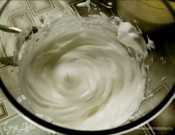 Белки взбиваем со щепоткой соли до острых пиков