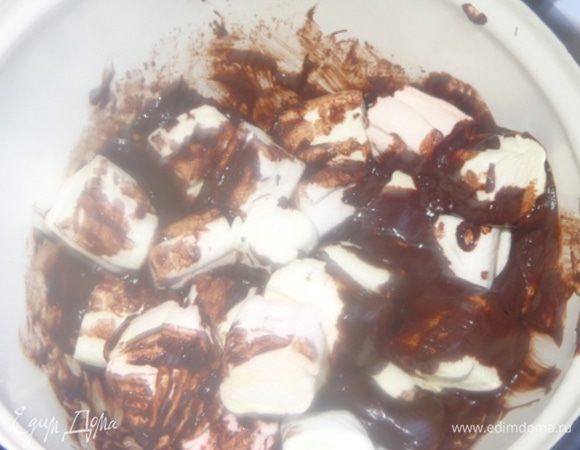 Шоколадная мастика: на водяной бане или в микроволновке (что гораздо быстрее, но опаснее, поскольку вы не видите, как идет процесс) растопить шоколад с маслом. В него положить  маршмеллоу и продолжить нагревание, чтобы конфетки распухли и их можно было вмешать в шоколад.