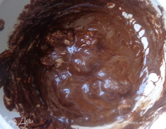 Тщательно перемешать шоколад с маршмеллоу и ввести в них коньяк, сливки, опять перемешать до однородности.