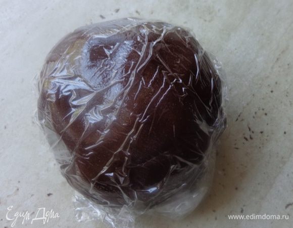 По частям вмешать ПРОСЕЯННУЮ (!) сахарную пудру.  Сыпать пудру до тех пор, пока масса не станет гладкой и блестящей, похожей по консистенции на пластилин. Вымешивать как тесто минут 5-7. Завернуть мастику в пленку и дать отлежаться хотя бы полчаса.