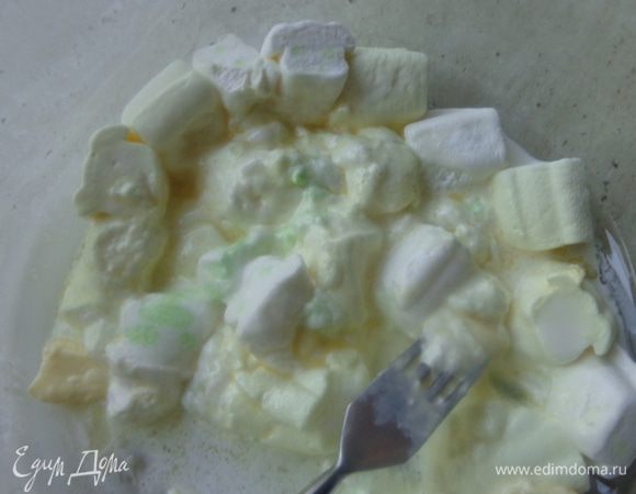 Мастика из маршмеллоу: растопить конфеты на водяной бане или в микроволновке. В массу добавить сливки и лимонный сок. Перемешать и постепенно ввести нужное количество сахарной пудры.