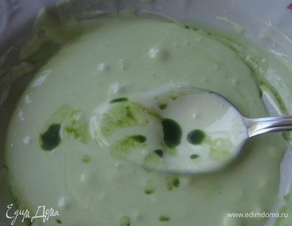 На этом этапе у вас получится белая, розоватая или кремоватая мастика в зависимости от цвета конфет. Чтобы сделать ее цветной, можно воспользоваться красителями.