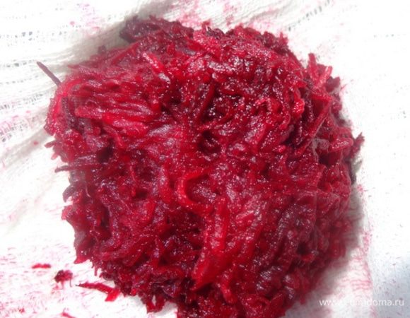 Для получения естественных красителей понадобится свекла, морковка, укроп или шпинат, черника и т.д. Выжать из них сок и добавить в мастику.  