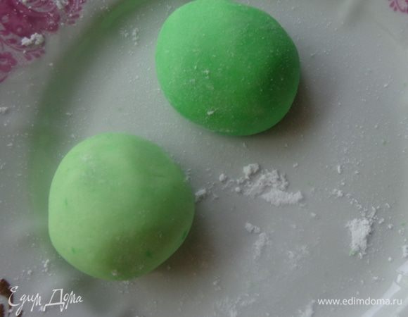 Можно вмешать в уже готовую, а можно и в процессе замешивания. Второй способ мне понравился больше, потому что процесс идет быстрее и окраска более однородная. НО: у естественных красителей не такой яркий цвет, как у фабричных.
Готовую мастику обернуть пленкой и дать отлежаться.