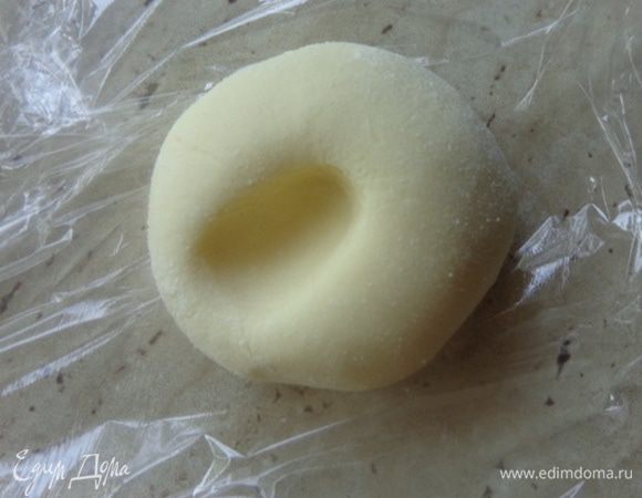 Молочная мастика: в сгущенку постепенно вводить сухое молоко с сахарной пудрой, которые надо тщательно просеять. На любом из этапов ввести красители.
