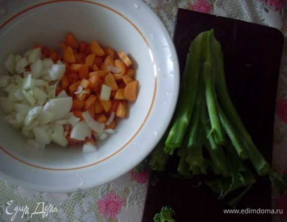 Помыть, почистить и порезать морковь, лук и черешки брокколи. Пассеровать на растительном масле до прозрачности лука. Залить водой, чтобы покрывало на 2 см и варить около 10 минут.