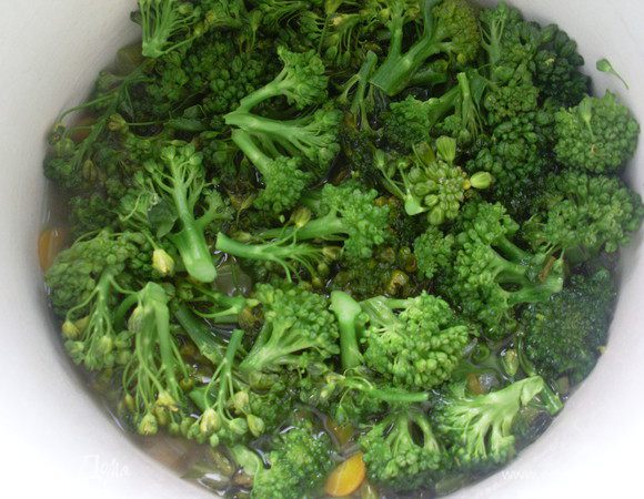 Добавить соцветия брокколи, не мешать, чтобы часть соцветий варилась "на пару", и варить не более 5 минут. 