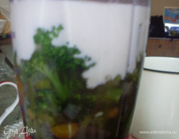 Взбить в блендере овощи с бульоном и сливочным соусом. Подсолить по вкусу (в зависимости от солености сыра).