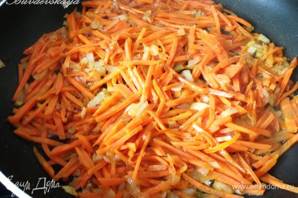 Когда куриные желудочки станут мягкими, добавить в бульон порезанный кубиками картофель. В это время мелко нарезать лук, а морковь нарезать брусочками и обжарить их на разогретом растительном масле. Добавить в бульон с картошкой.