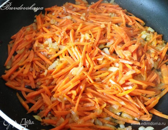 Когда куриные желудочки станут мягкими, добавить в бульон порезанный кубиками картофель. В это время мелко нарезать лук, а морковь нарезать брусочками и обжарить их на разогретом растительном масле. Добавить в бульон с картошкой. 