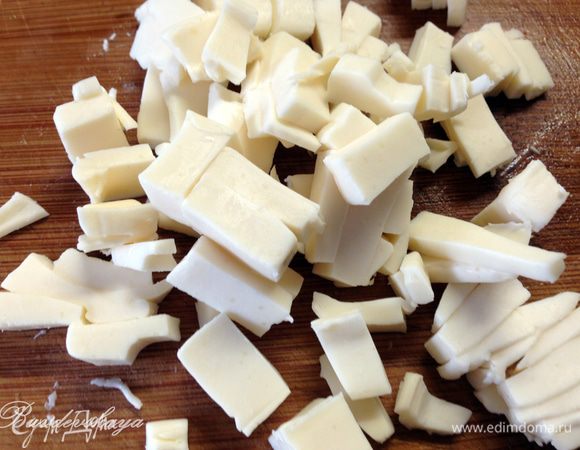 Затем добавляем мелко нарезанный (или натернтый на крупной терке) плавленый сырок, очищенный от кожуры и нарезанный помидор.