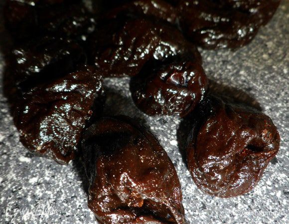 берем чернослив, желательно без косточек и мягкий