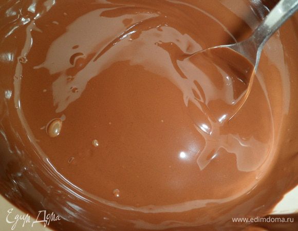 интенсивно помешивая шоколад приобретет свой прежний вид