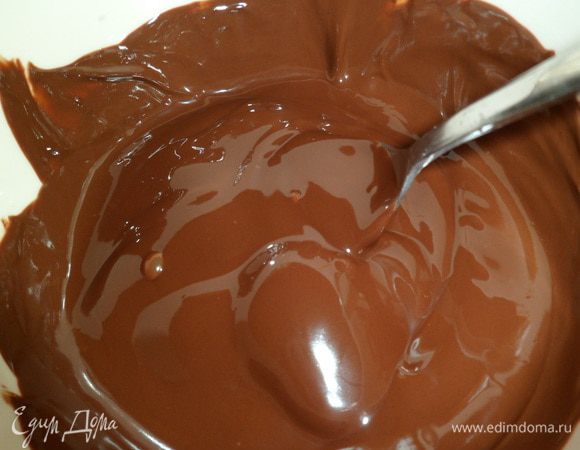 шоколад  поэтапно топим в микроволновой печи или наводяной бане