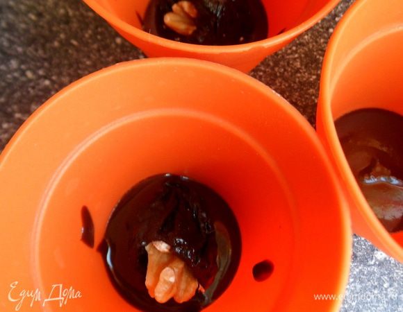 берем формы для десерта (лучше силиконовые), на дно наливаем немного шоколада и кладем чернослив