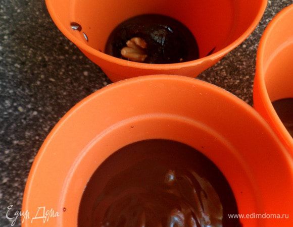 заливаем чернослив шоколадом