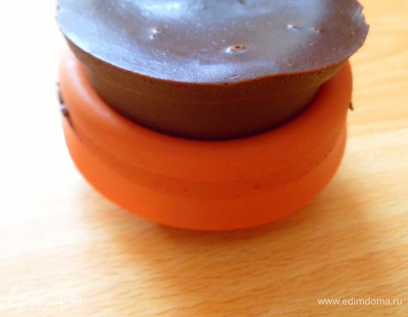 застывший десерт осводождаем от форм аккуратно, т.к. шоколад нежный как мусс получается