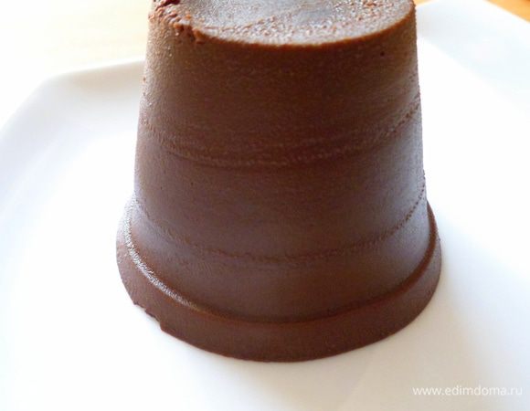 если края  будут неровными их можно прикрыть взбитыми сливками