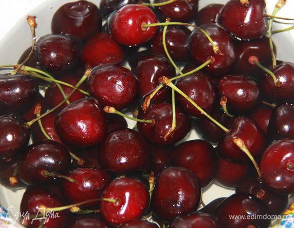 Черешню вымыть, перебрать.