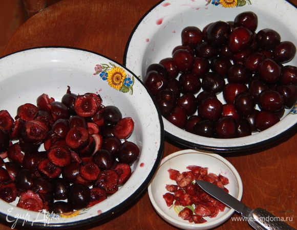 Очистить от черешков, удалить косточку. Я разрезала черешню пополам. Подготовленную черешню убрать в холодильник.