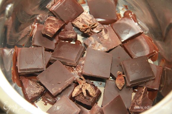 Шоколад поломать на куски, выложить в сотейник с толстым дном, добавить звёздочки бадьяна, поставить распускаться на водяную баню.