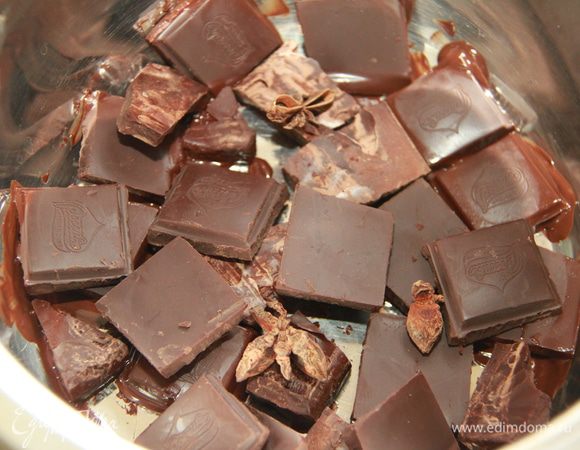 Шоколад поломать на куски, выложить в сотейник с толстым дном, добавить звёздочки бадьяна, поставить распускаться на водяную баню.