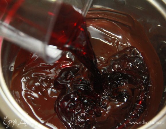 Снять шоколад с огня. Ввести вино и интенсивно перемешать.