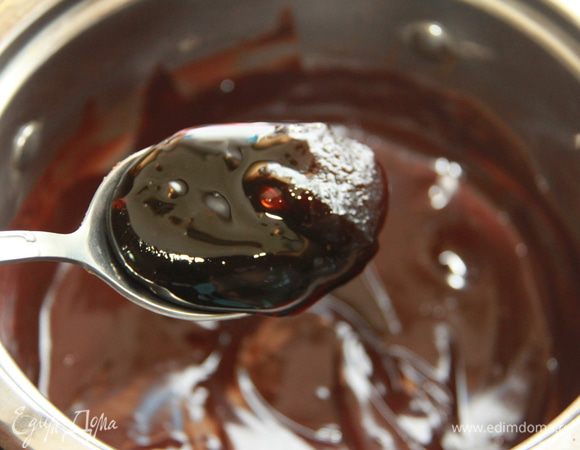 Теперь ложечку мёда (у меня тёмный - гречишный). И снова интенсивно перемешиваем.