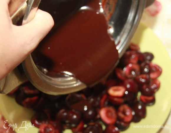 Достаём черешню из холодильника, выкладываем на широкую тарелку, поливаем шоколадным соусом.