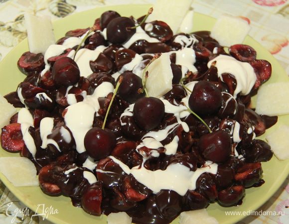 А для контраста вкусов предлагаю попробовать этот ягодно-шоколадный десерт с солёным овечьим сыром. Мы ели с пекорино романо. Наслаждение!