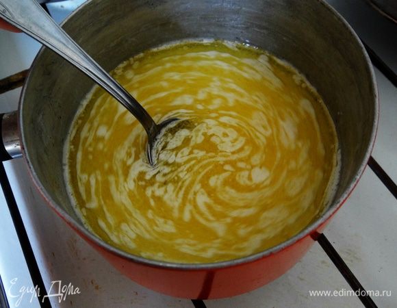 Молоко, растительное масло, сахар прокипятить и оставить остывать до теплого состояния. 