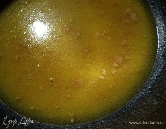 Покрошить свежие дрожжи, оставить на пол часа для подъема. 
