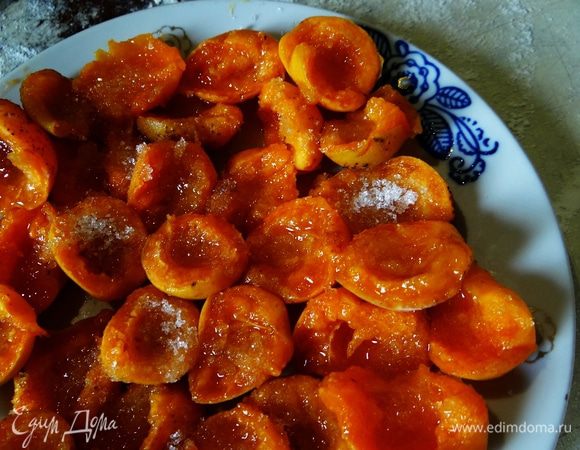 Абрикосы помыть, просушить, разделить по половинкам.  Пересыпать сахаром (по вкусу). 