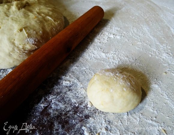 От теста отрывать небольшие кусочки..