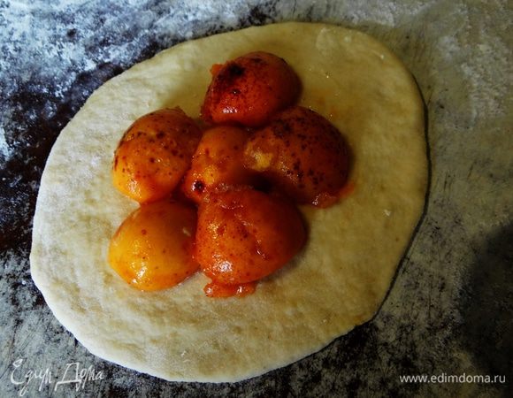 В серединку кладем несколько абрикос, мякотью к низу. 