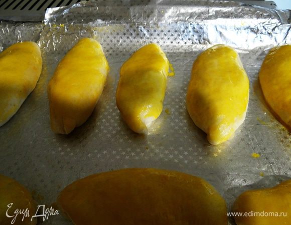 Сгибаем хорошенько концы, формируем большой "вареник", кладем его на противень, смазанный маслом, швом вниз. Пирожки сверху покрываем желтком, смешанным с 1 ст. ложкой молока. Выпекаем около 30 минут при 180*С. 