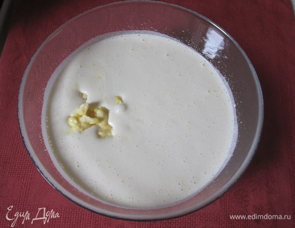 Добавить размягченное сливочное масло.