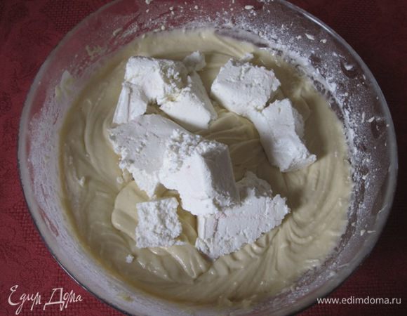 Соединить с творогом. Творог лучше протереть через сито. Я торопилась, поэтому пошла по пути наименьшего сопротивления: просто развернула пачку творога и кусочками выложила в тесто.