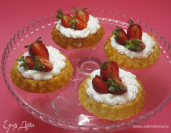 На испеченные бисквитики отсадить белковый крем, украсить ягодами клубники и черешни.
