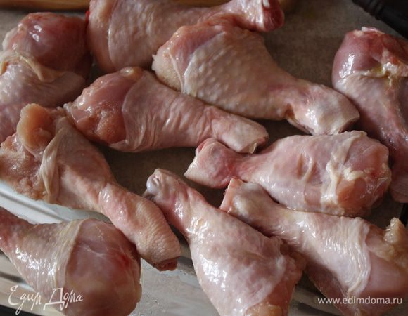 Куриные голени помыть и промокнуть салфеткой. Духовку разогреть до 200 градусов. Смешать 1/2 ч.л. соли и 2 ст.л. ол. масла. Натереть этой смесью наши голени, выложить на противень и поставить запекаться на 1-1/4 часа (на 1 час 15 минут). Это общее время приготовления.