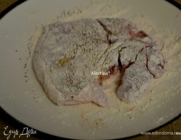 Обвалять свиные котлеты в 1/4 стак. муки. Можно предварительно вначале сбрызнуть маслом, а затем в муке.