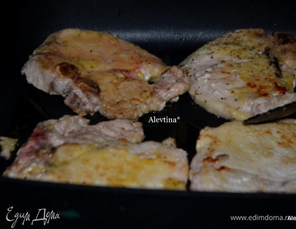 Сковороду разогреть. Обжариваем свиные котлеты 4 мин.сторона. Снимем со сковороды на тарелку.