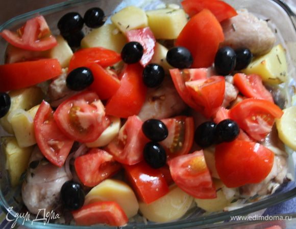 Помидоры моем, режем их на 4 части и добавляем курице вместе с маслинами за 40 минут до окончания запекания.