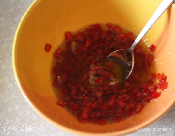 Теперь соус. Перец чили разрезаем,зерна удаляем и мелко нарезаем. Измельчаем зубчик чеснока. Перец с чесноком смешиваем с 2 ст.л. коричневого сахара, 1 ч.л. соли и 4 ст.л. оливкового масла. За 15 минут до готовности смазываем нашим соусом курицу несколько раз.