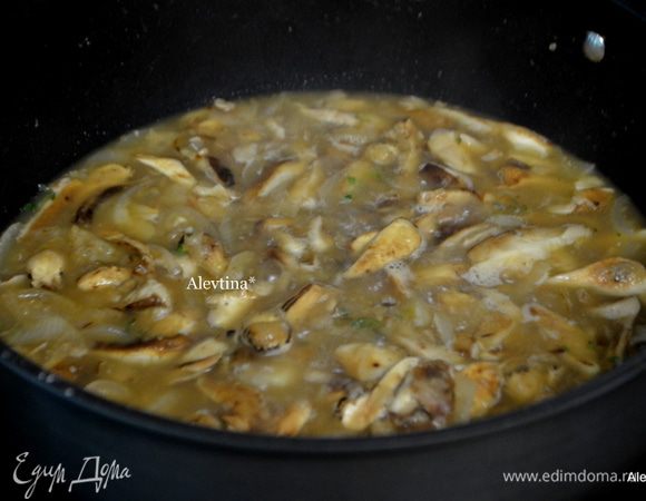 Выложим на сковороду порубленные лук-шалот, чеснок,  порезанные и очищенные грибы и обжариваем 3 мин. Добавим 2 стол. л. муки, свежий тимьян и все вместе обжариваем еще 1 мин. Затем вино Марсала или Херес и куриный бульон. Убавим огонь и тушим 2 мин. помешивая.